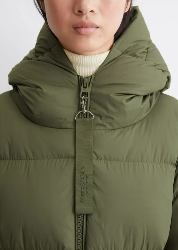 Стеганый пуховик с капюшоном