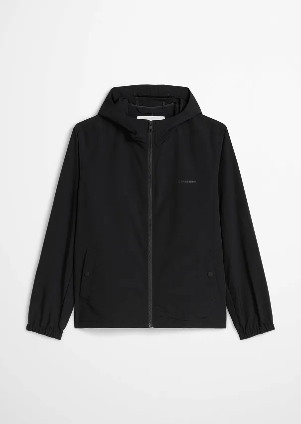 Ветровка из водоотталкивающего материала