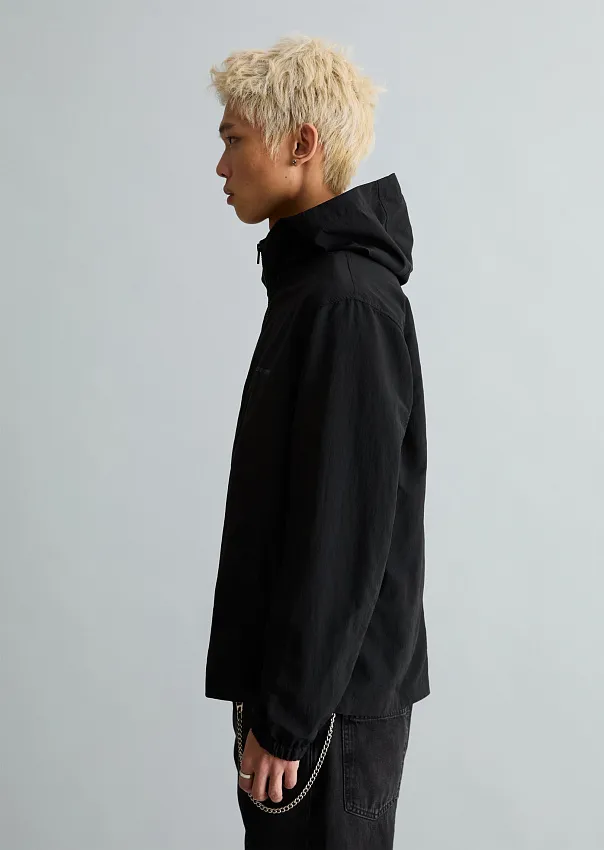 Ветровка из водоотталкивающего материала