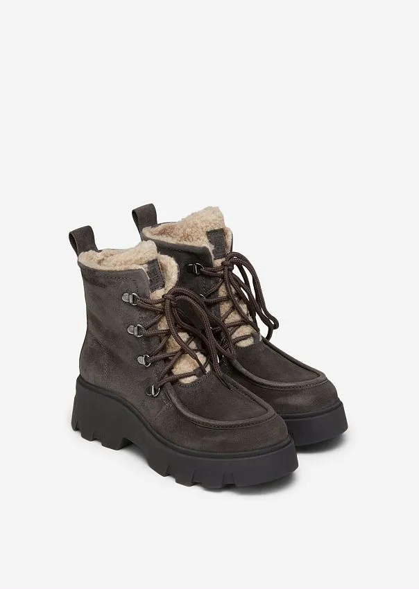Замшевые ботинки на шнуровке