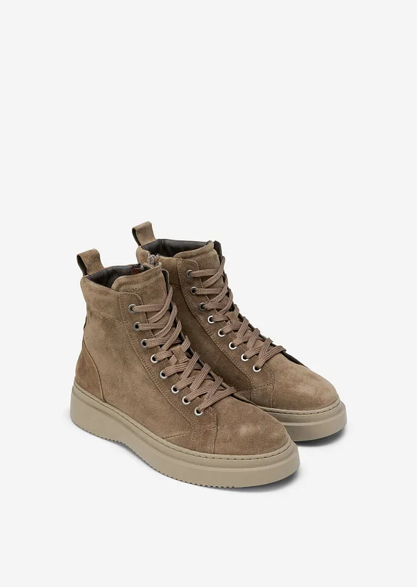 Замшевые ботинки на шнуровке