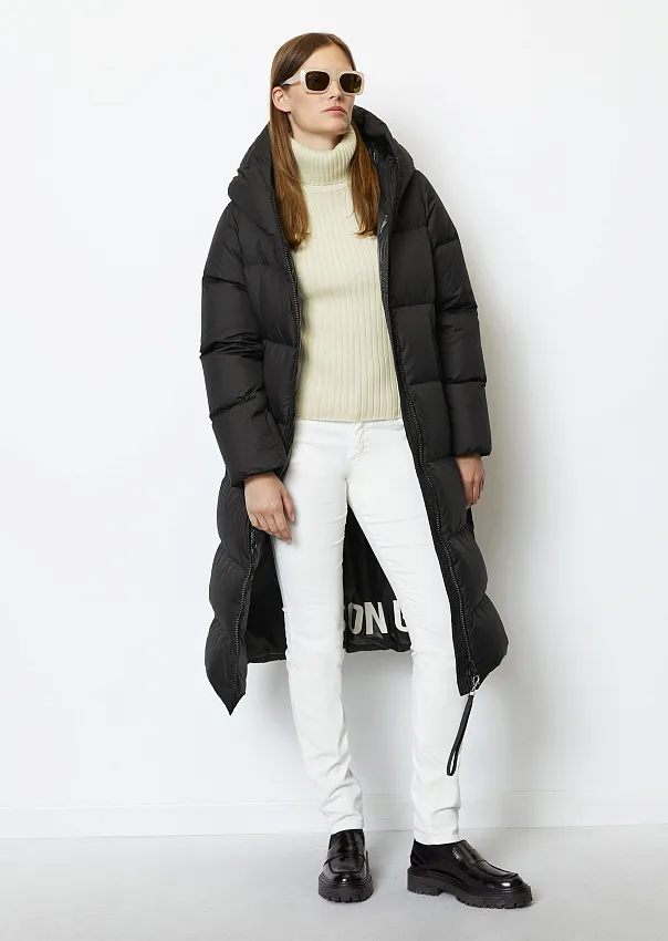 Длинный пуховик с капюшоном