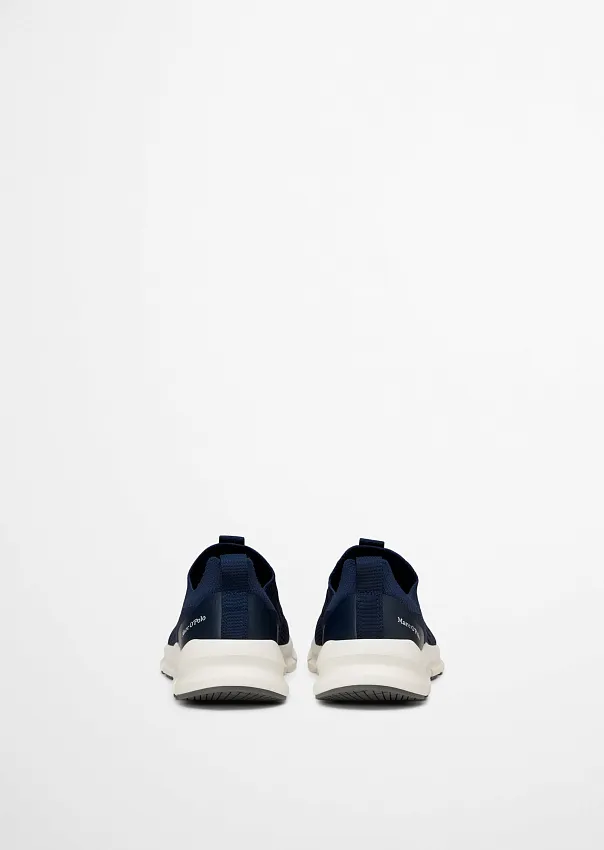 Кроссовки из переработанного полиэстера
