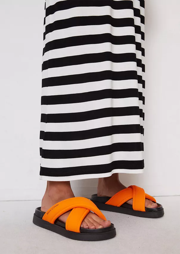 Шлепанцы из козьей кожи с мягкими ремешками из лайкры