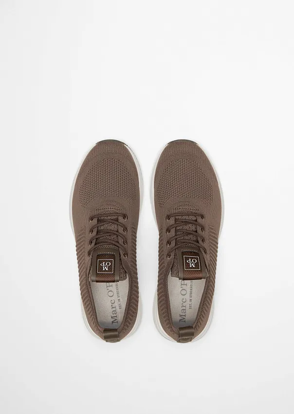 Кроссовки из переработанного полиэстера