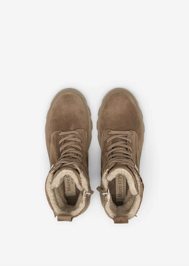 Замшевые ботинки на шнуровке