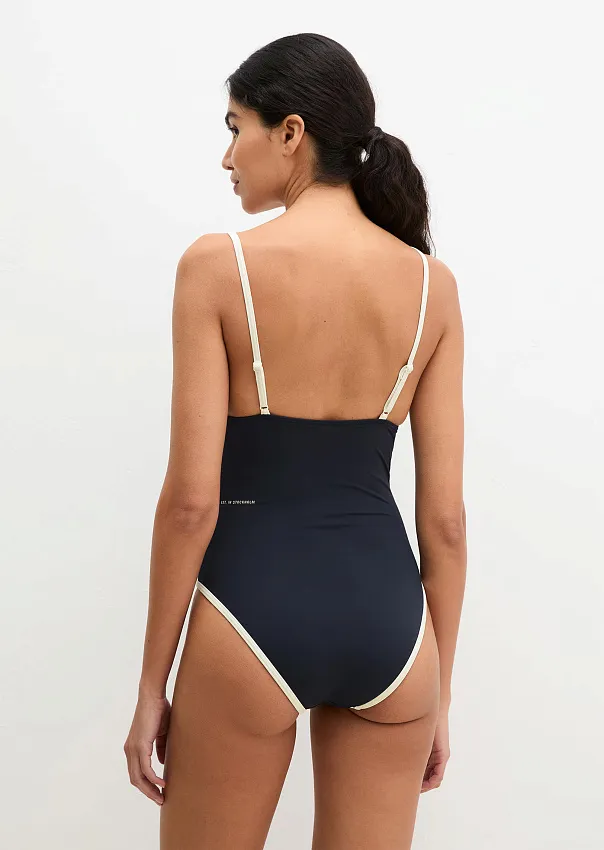 Купальник слитный с глубоким вырезом
