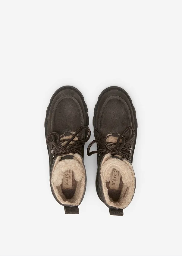 Замшевые ботинки на шнуровке