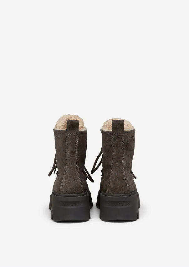Замшевые ботинки на шнуровке