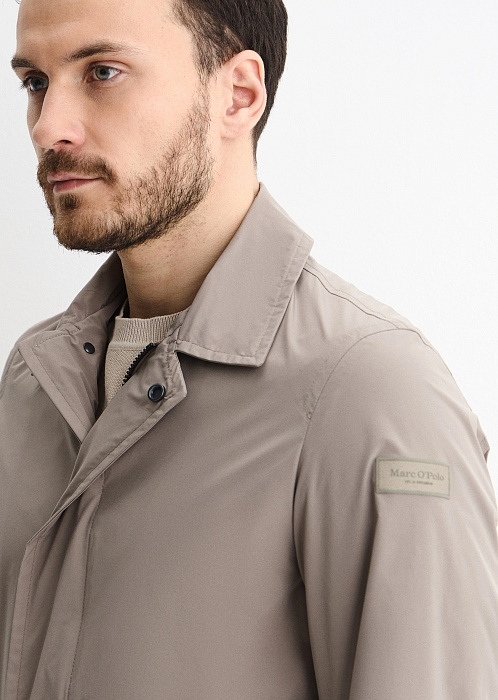 Плащ из переработанного полиэстера
