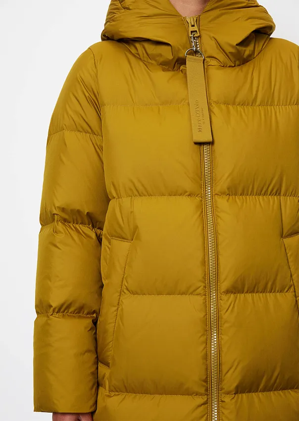 Длинный пуховик с капюшоном