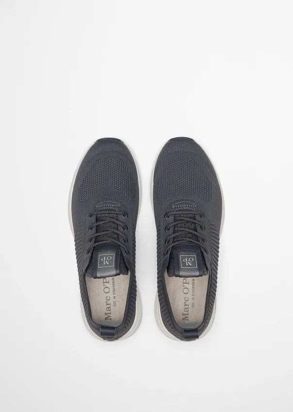 Кроссовки из переработанного полиэстера