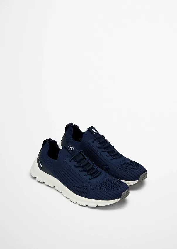 Кроссовки из переработанного полиэстера
