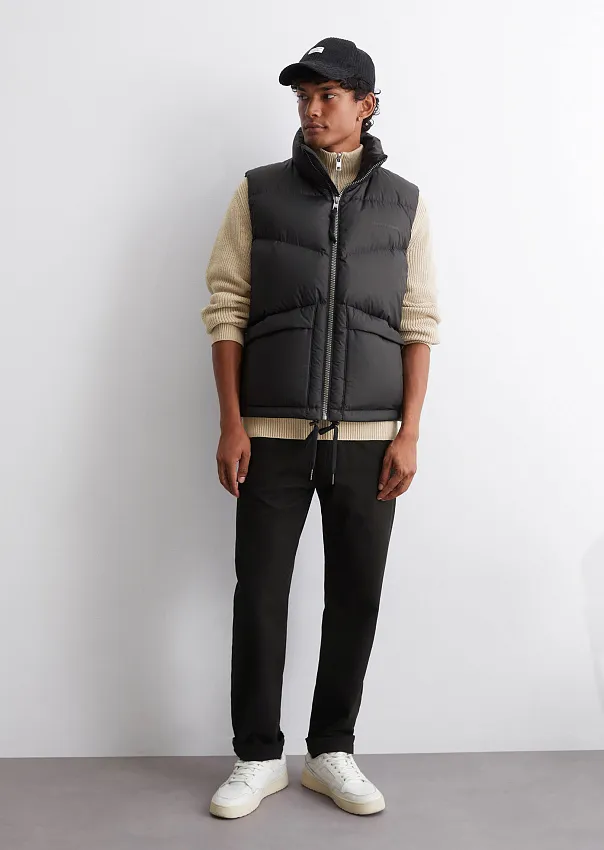 Стеганый пуховый жилет