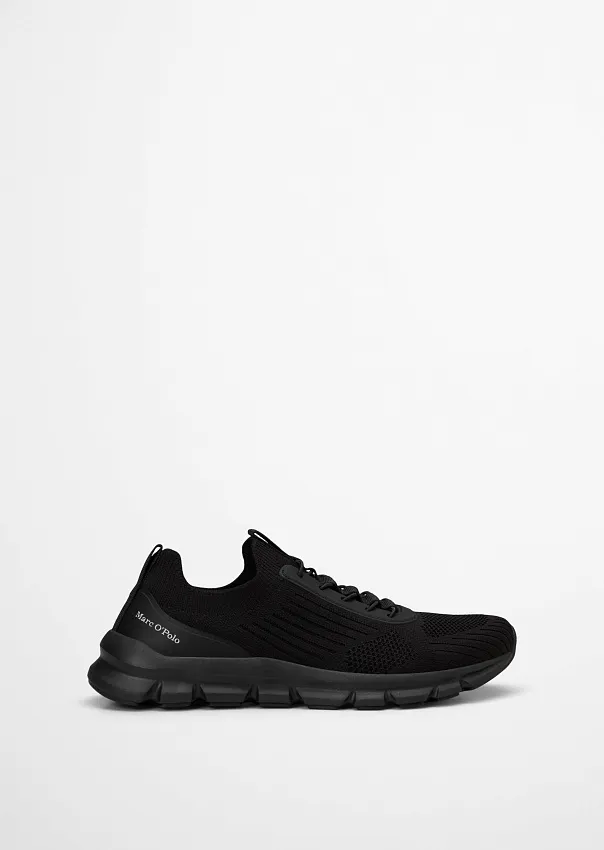 Кроссовки из переработанного полиэстера
