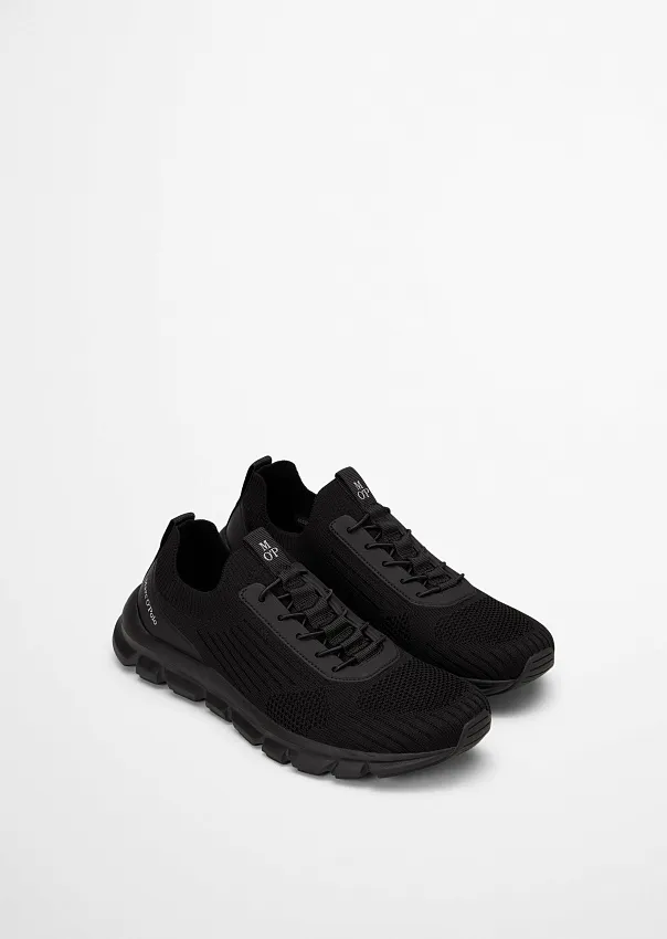 Кроссовки из переработанного полиэстера
