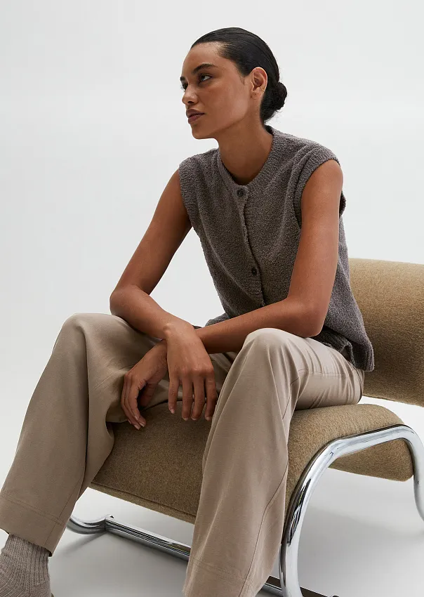 Жилет из буклированной пряжи