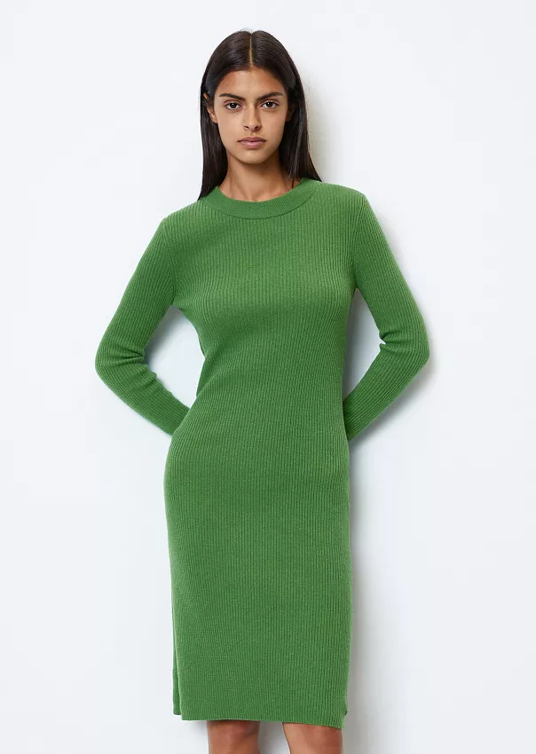С чем носить зеленое платье: темные и светлые оттенки