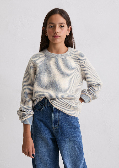 Свитер в двухцветную полоску