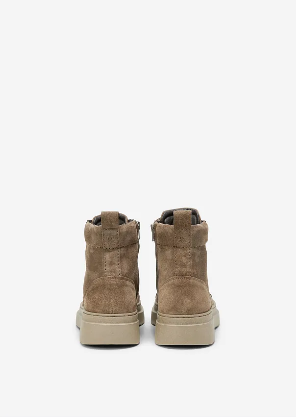 Замшевые ботинки на шнуровке