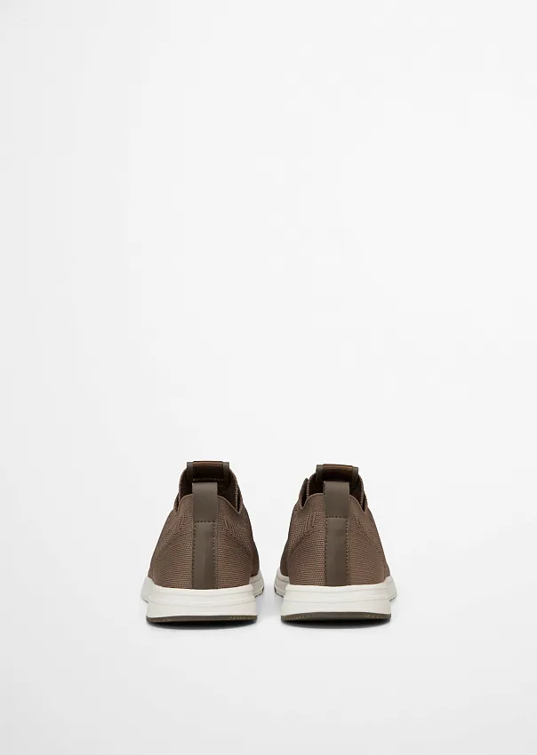 Кроссовки из переработанного полиэстера