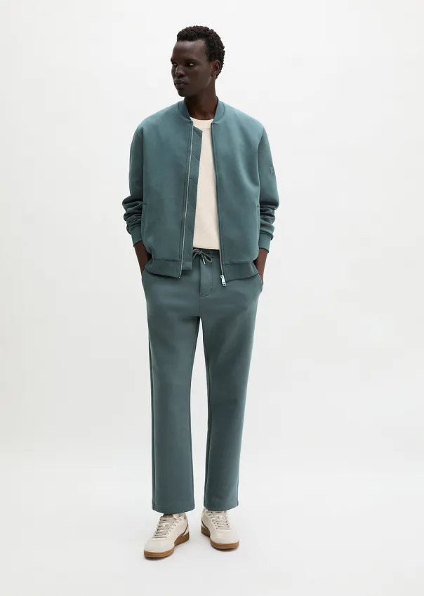 Бомбер из трикотажа интерлок
