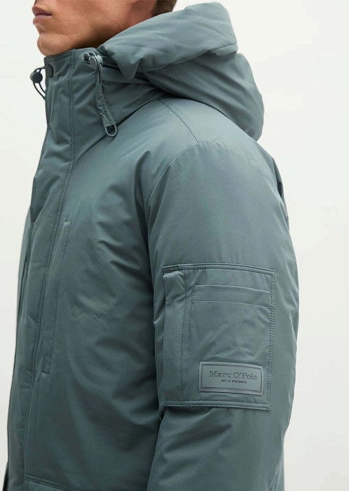 Куртка с ламинированной водоотталкивающей поверхностью