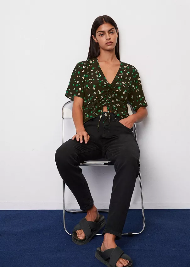 Женские блузки с v-образным вырезом купить недорого в интернет-магазине GroupPrice