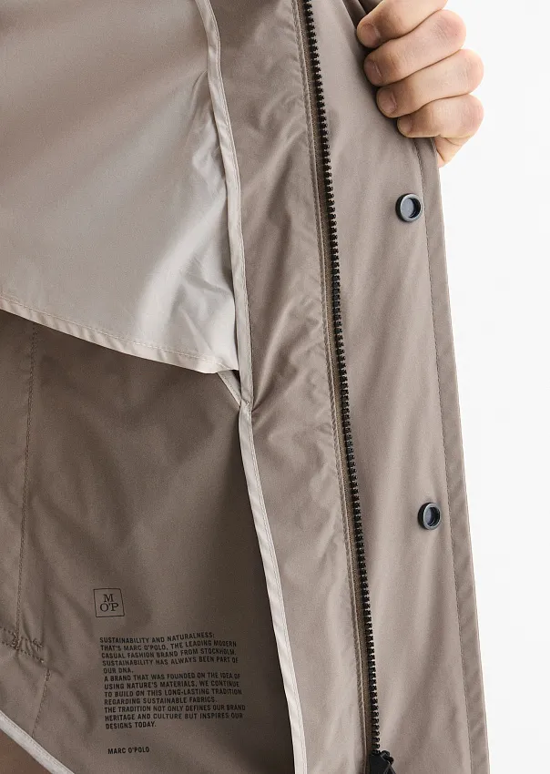 Плащ из переработанного полиэстера
