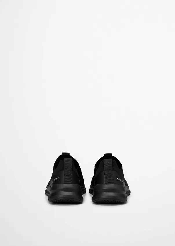 Кроссовки из переработанного полиэстера
