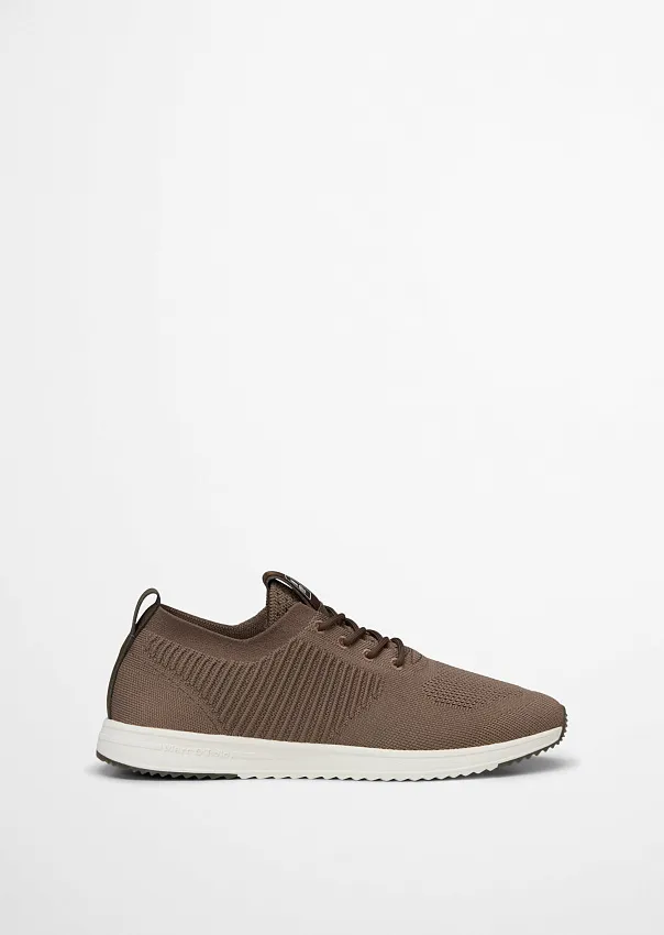 Кроссовки из переработанного полиэстера