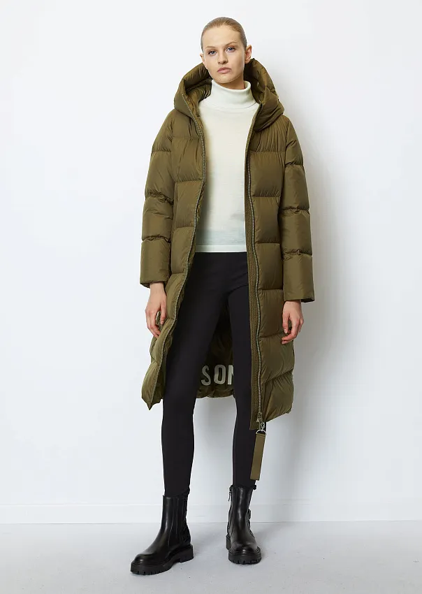 Длинный пуховик с капюшоном
