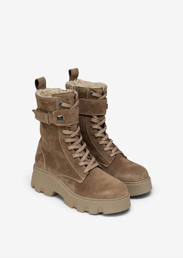 Замшевые ботинки на шнуровке