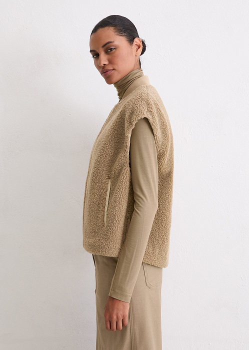 Жилет из искусственного меха