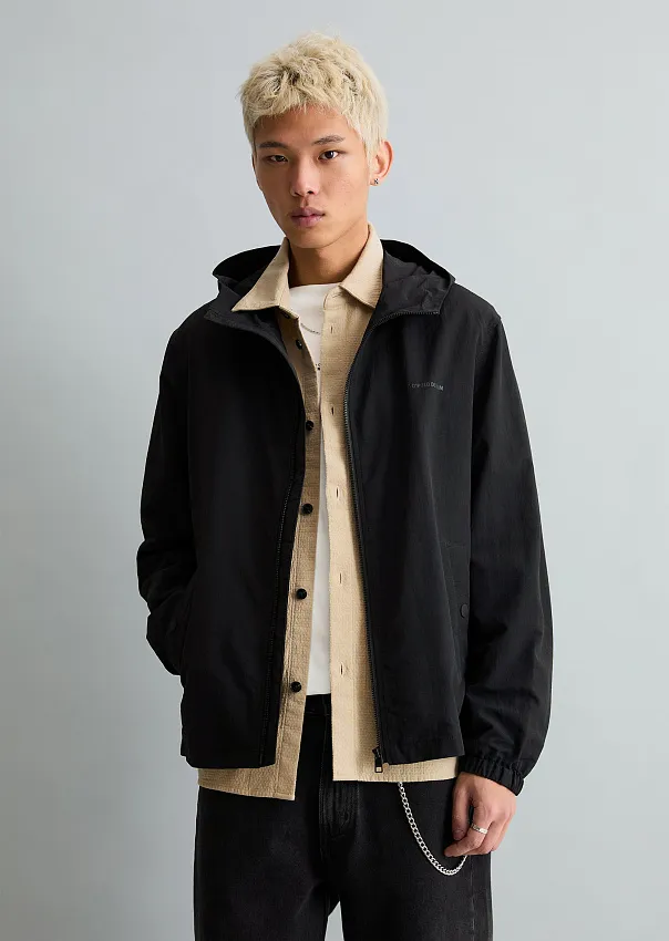 Ветровка из водоотталкивающего материала