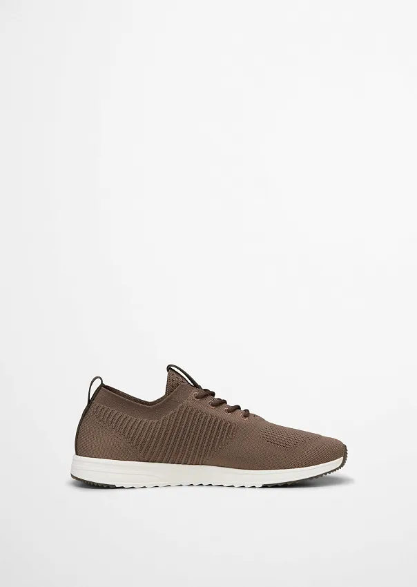 Кроссовки из переработанного полиэстера