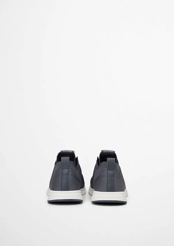 Кроссовки из переработанного полиэстера