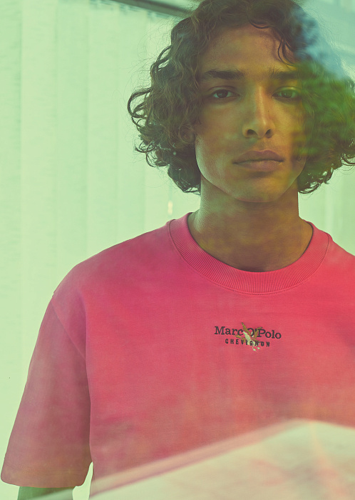 Ярко-розовый