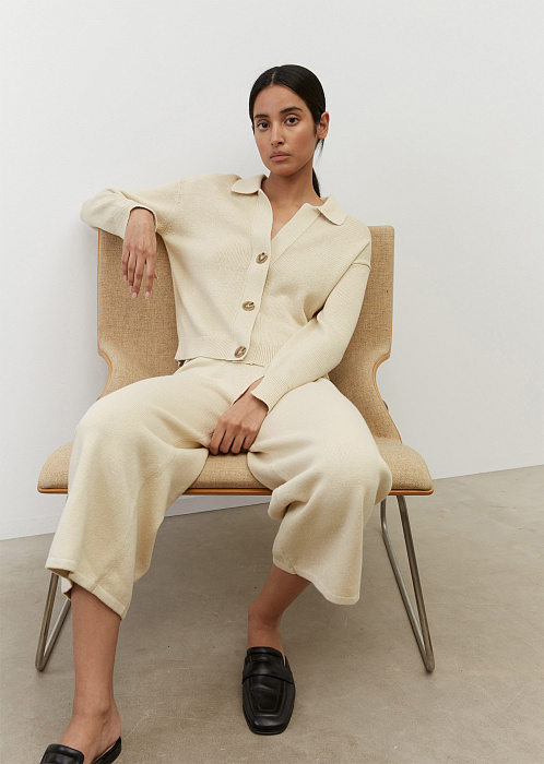 Светло-бежевый